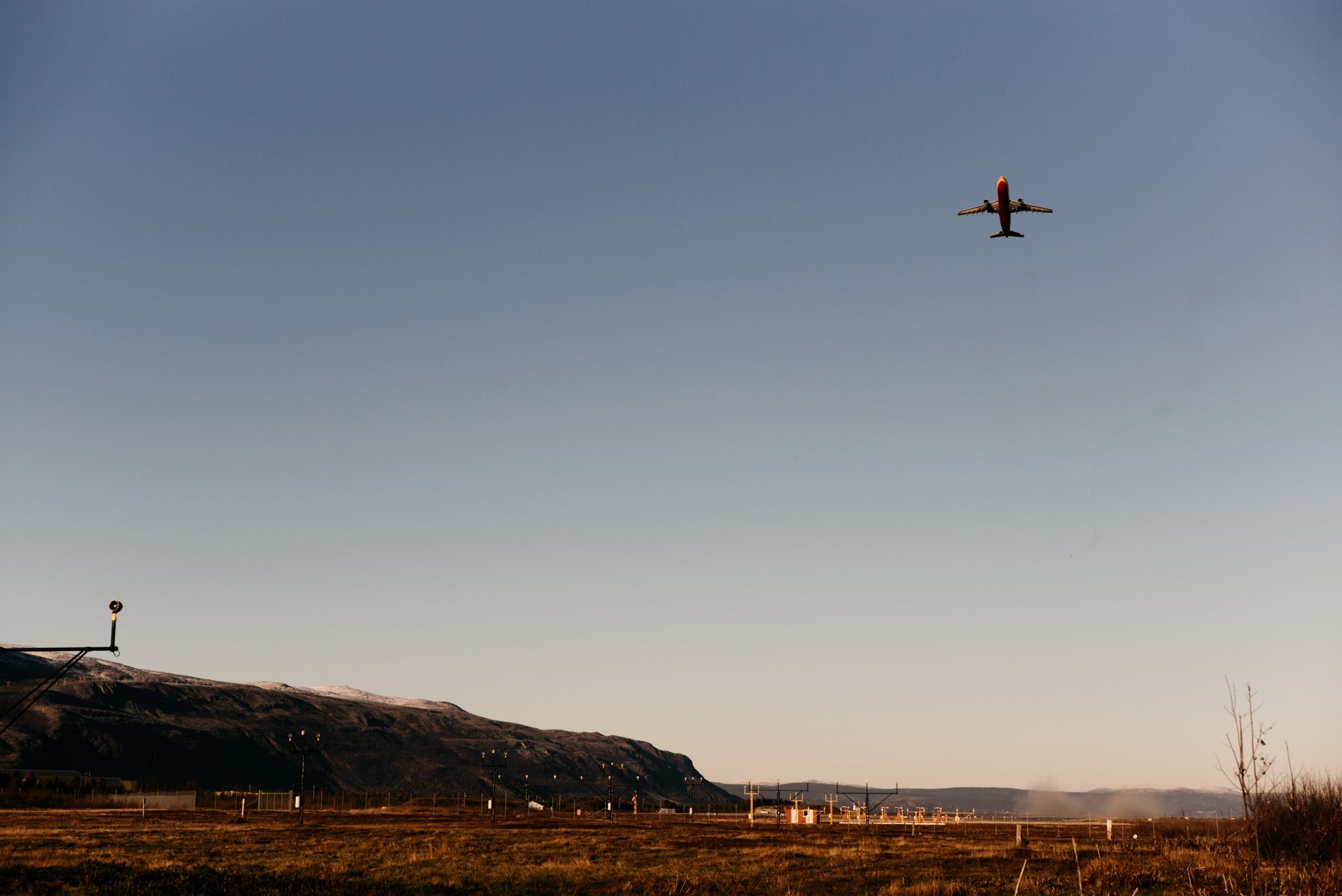 Take-off DHL flight from Lakselv to Oslo
